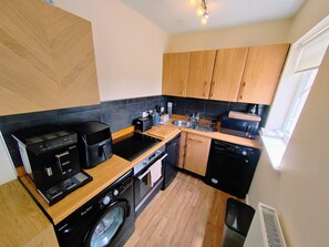 Full-sized fridge, microwave, oven, toaster - Castle Cottage View (Harlech)