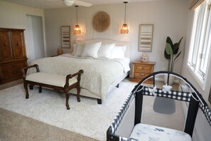 4 habitaciones, escritorio y tabla de planchar con plancha 