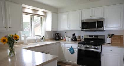 Lake Ontario's Family Retreat: Natural Peace and Modern Luxuries