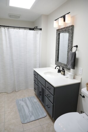 Secadora de cabello, toallas, jabón, shampoo 