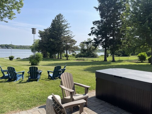Lake Ontario's Family Retreat: Natural Peace and Modern Luxuries