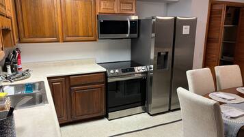 Een koelkast, een magnetron, een oven, een kookplaat