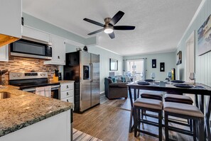 雪櫃、微波爐、焗爐、爐具