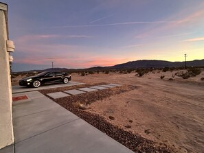 Property grounds - Bohío: A Remote Work Retreat 5 mins away from JT National Park North Entrance  (Twentynine Palms)