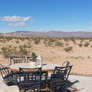 Outdoor dining - Bohío: A Remote Work Retreat 5 mins away from JT National Park North Entrance  (Twentynine Palms)