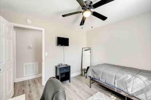3 bedrooms, desk, iron/ironing board, free WiFi