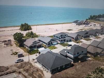 8 Minutes to Huron Sand Beaches. Prettiest Town Goderich
