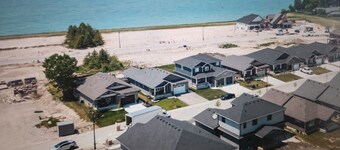 8 Minutes to Huron Sand Beaches. Prettiest Town Goderich
