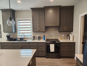 Fridge, microwave, oven, stovetop - 8 Minutes to Huron Sand Beaches. Prettiest Town Goderich
 (Goderich)