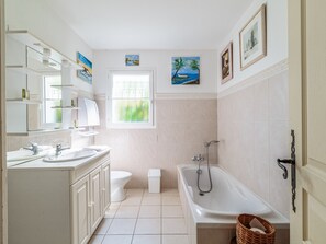 Baignoire, sèche-cheveux, serviettes fournies, savon