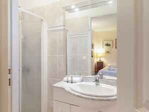 Baignoire, sèche-cheveux, serviettes fournies, savon