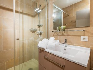 Dusche, kostenlose Toilettenartikel, Haartrockner, Handtücher