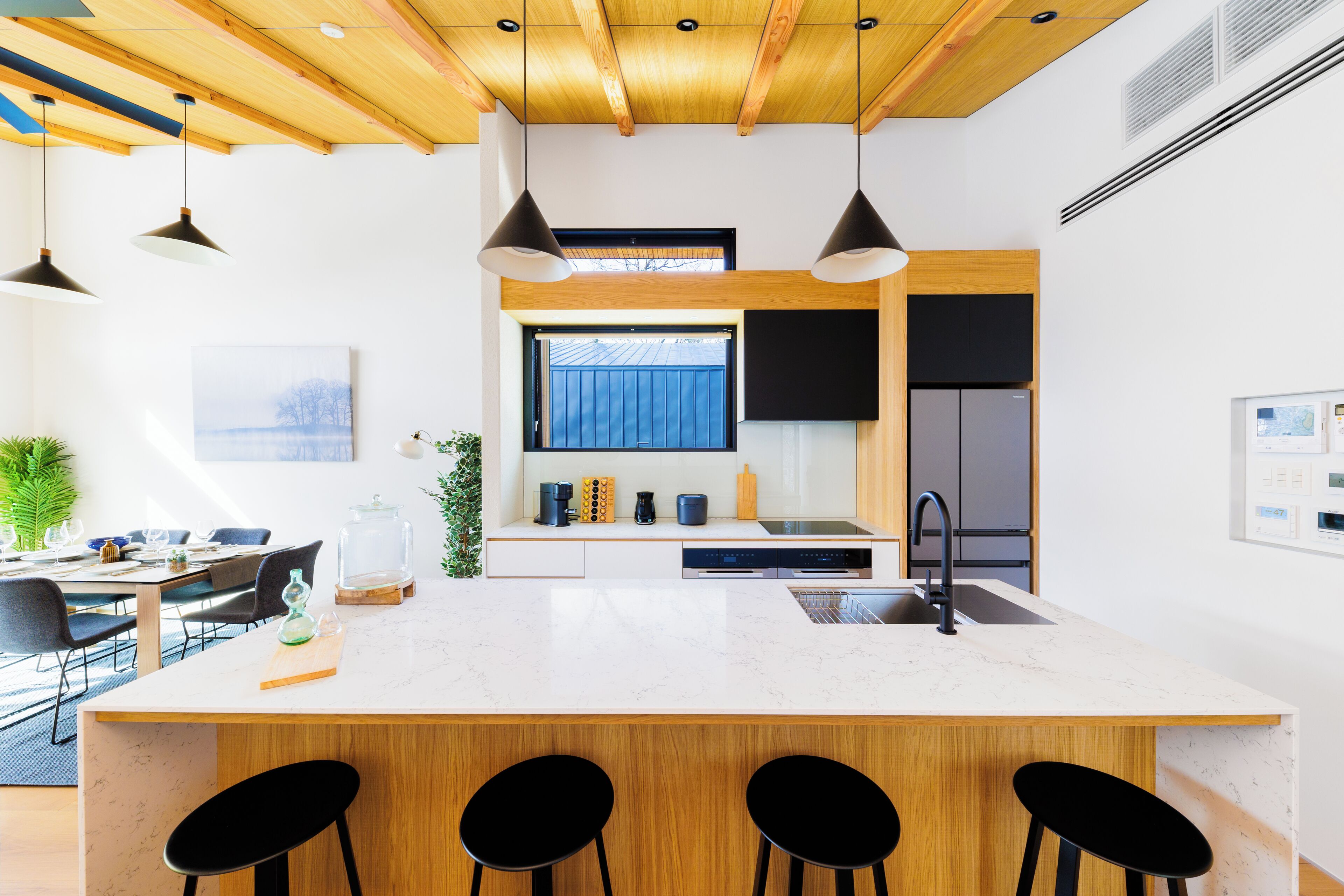 Full-sized fridge, microwave, oven, stovetop