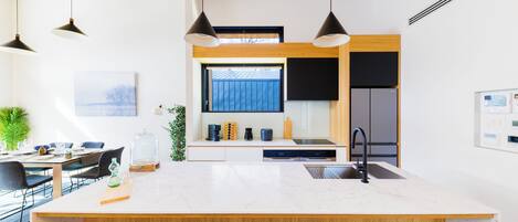 Full-sized fridge, microwave, oven, stovetop