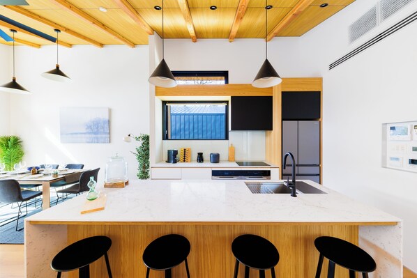 大型雪櫃/冰箱、微波爐、焗爐、爐具