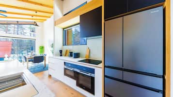 Full-size fridge, microwave, oven, stovetop