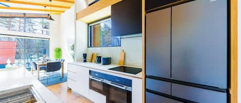 Full-size fridge, microwave, oven, stovetop