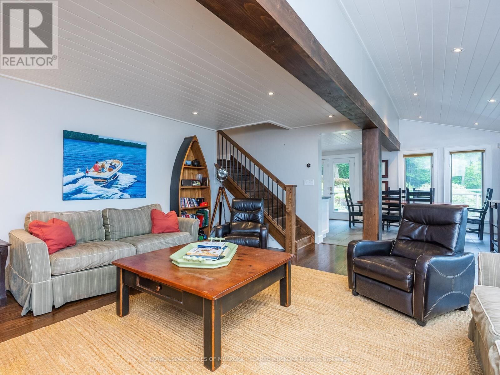 Älytelevisio, takka, videopelejä, DVD-soitin