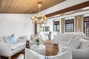 Televisión, reproductor de DVD y videoteca 