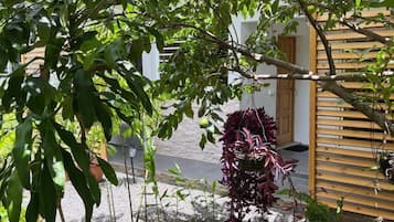 Quarto quádruplo básico, banheiro compartilhado, vista para o jardim (Chambre) | Fachada