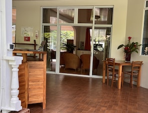 Basic Quadruple Room, Shared Bathroom, Garden View (Chambre) | Lobby