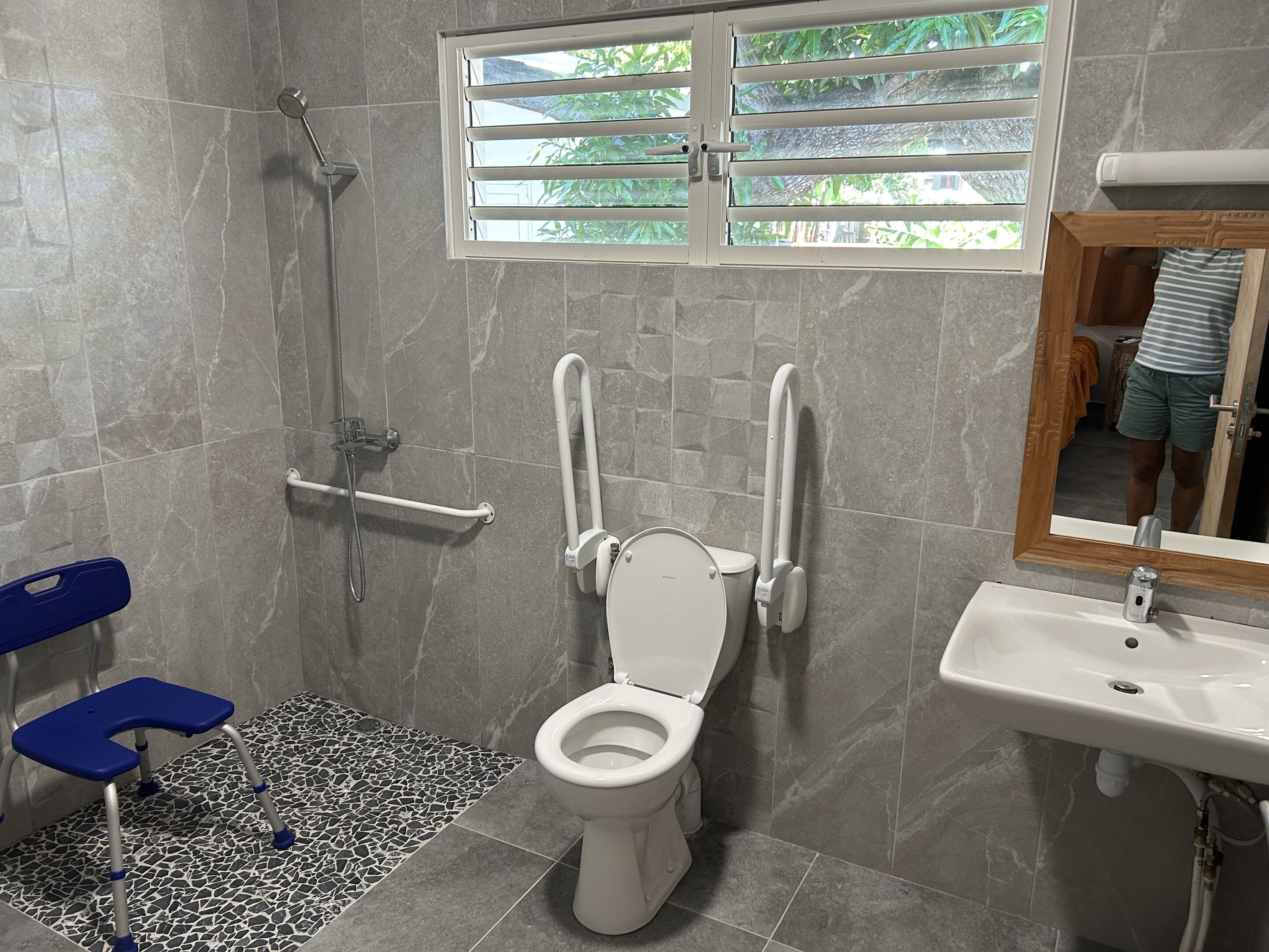 Un baño con inodoro, lavamanos y ducha.