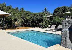 Quarto quádruplo básico, banheiro compartilhado, vista para o jardim (Chambre) | Piscina externa