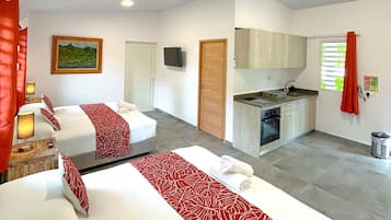 Bungalow, akses difabel, ensuite | 1 kamar tidur, brankas, meja kerja, dan ruang kerja ramah laptop