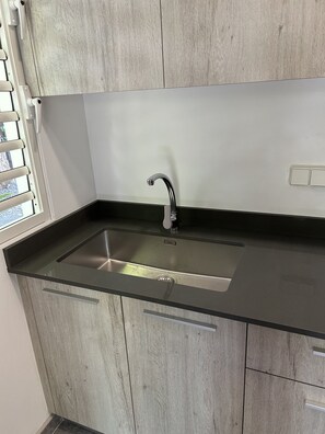 Deluxe Apartment, Ensuite, Garden View | Private kitchen | Fridge, microwave - Pension Pare Lodge Tahiti (Pirae)