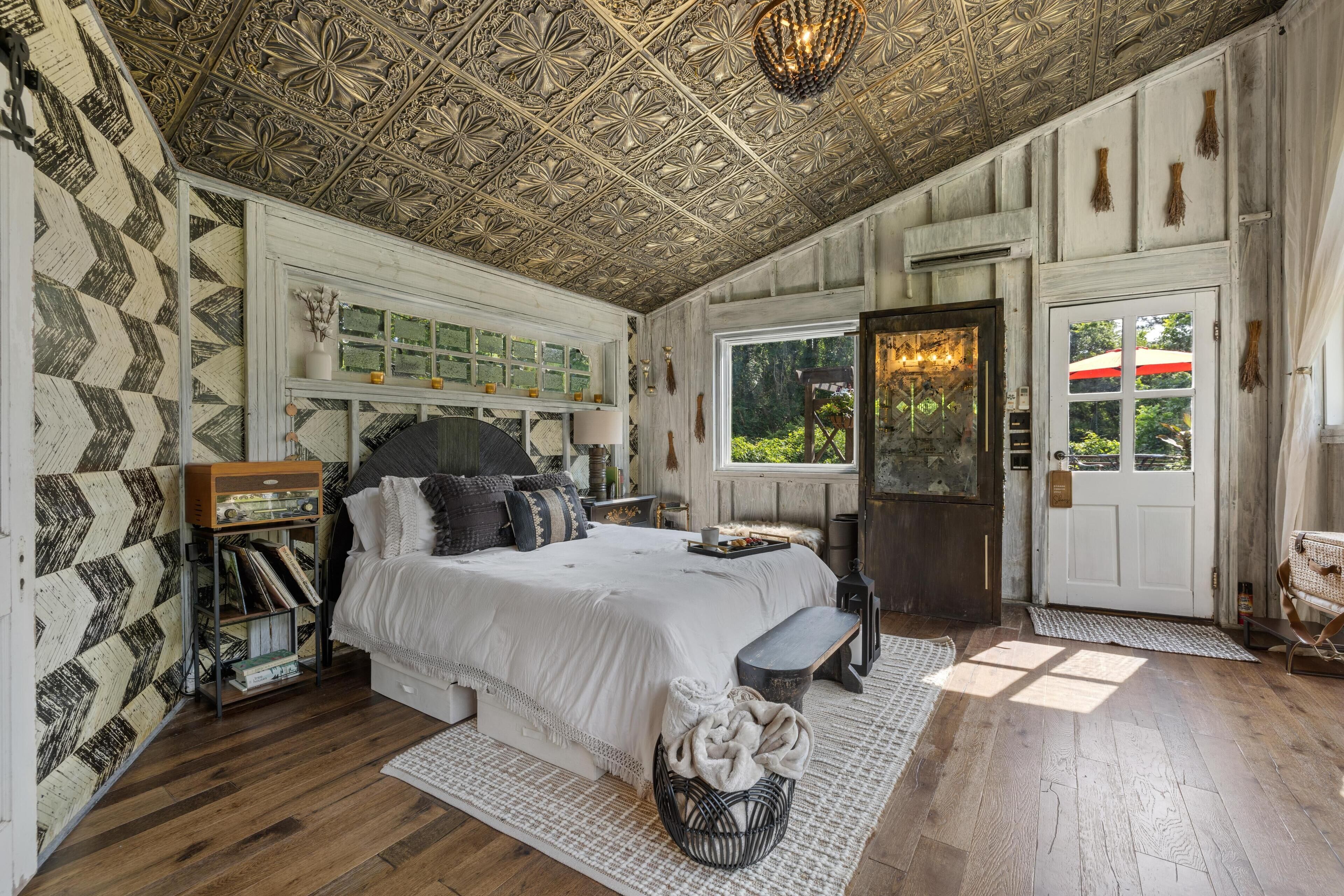 New Listing! Rustic Luxury Treehouse