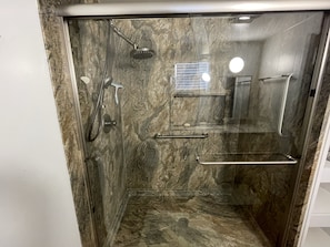Douche, sèche-cheveux, serviettes fournies, savon