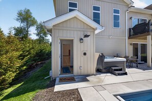 Terrace/patio - Amazing Home Near IU's Campus with INDOOR Basketball Gym & Outdoor Pool/Hot tub (Bloomington)