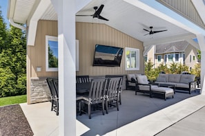 Outdoor dining - Amazing Home Near IU's Campus with INDOOR Basketball Gym & Outdoor Pool/Hot tub (Bloomington)