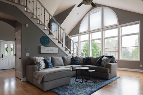 Amazing Home Near IU's Campus with INDOOR Basketball Gym & Outdoor Pool/Hot tub