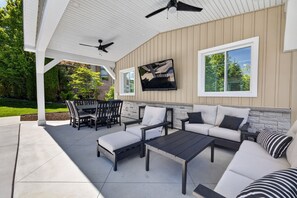 Outdoor dining - Amazing Home Near IU's Campus with INDOOR Basketball Gym & Outdoor Pool/Hot tub (Bloomington)