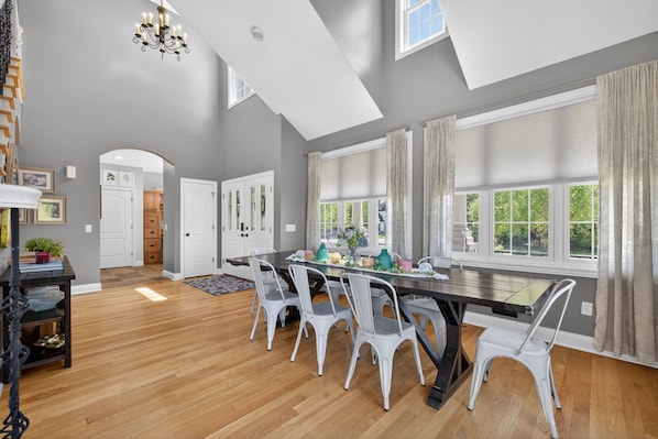 Dining - Amazing Home Near IU's Campus with INDOOR Basketball Gym & Outdoor Pool/Hot tub (Bloomington)