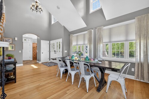 Amazing Home Near IU's Campus with INDOOR Basketball Gym & Outdoor Pool/Hot tub