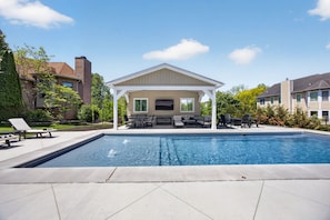 Una piscina al aire libre, una piscina climatizada