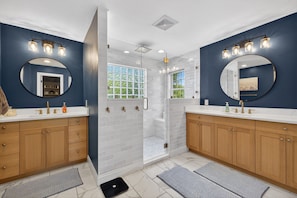 Shower, hair dryer - Amazing Home Near IU's Campus with INDOOR Basketball Gym & Outdoor Pool/Hot tub (Bloomington)