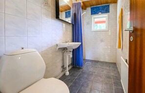 Shower - Nice home in älvsered with WiFi (Älvsered)