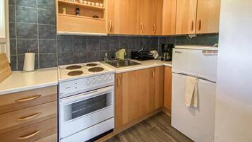 Kühlschrank, Herdplatte, Wasserkocher mit Kaffee-/Teezubehör