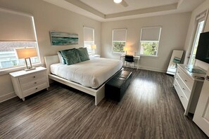6 makuuhuonetta, memory foam -patjalliset sängyt, työpöytä
