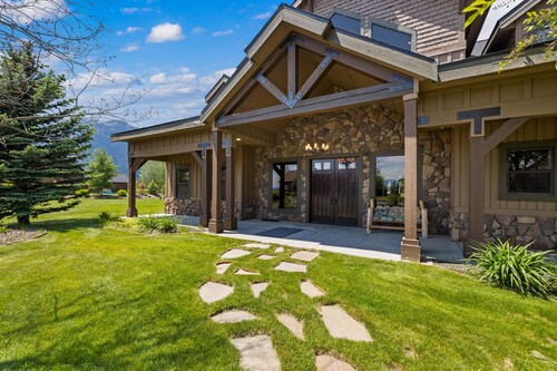 Mountain Tyme - AC - Hot tub - Garage - Firepit - 3 Fireplaces - Chef's kitchen