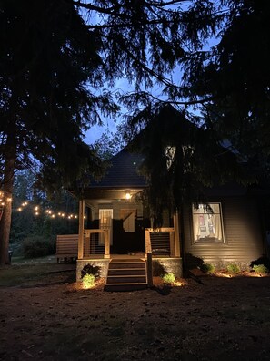 Exterior - Remodeled cottage with great outdoor space, close to everything - pet friendly!  (South Haven)