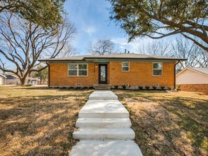 Exterior - Bright and Spacious 3 BR 2 BR (Carrollton)