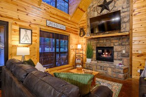 Smart-TV, Kamin, DVD-Player, Bücher