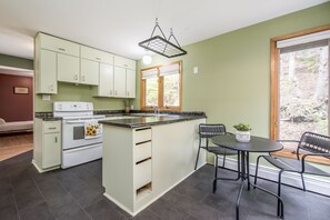 Fridge, microwave, oven, stovetop - Entire home - Cozy lake home with private dock. Pet 🐶 friendly - with hot tub (Brookside)