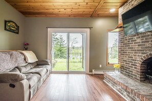 Smart TV - Entire home - Cozy lake home with private dock. Pet 🐶 friendly - with hot tub (Brookside)
