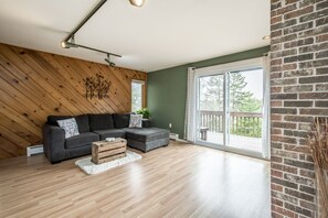 Smart TV - Entire home - Cozy lake home with private dock. Pet 🐶 friendly - with hot tub (Brookside)