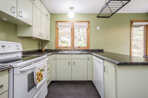 Fridge, microwave, oven, stovetop - Entire home - Cozy lake home with private dock. Pet 🐶 friendly - with hot tub (Brookside)